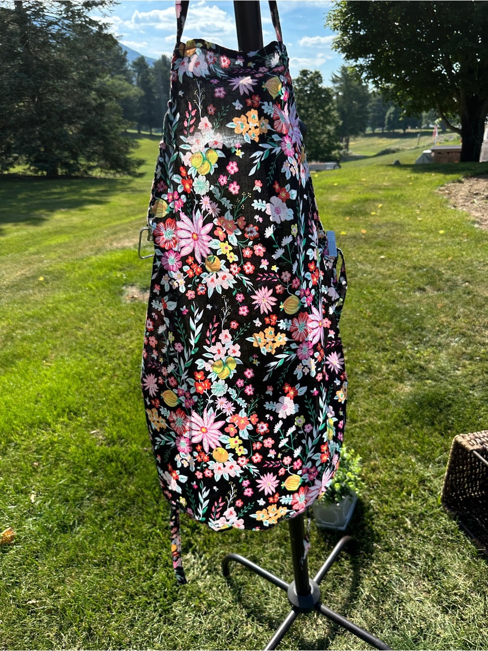 VERA BRADLEY Apron in the RETIRED TANGERINE TWIST floral pattern